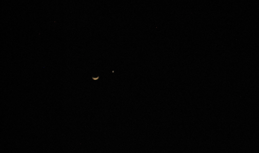 Moon and Venus_Crestone_skies.JPG (52496 bytes)